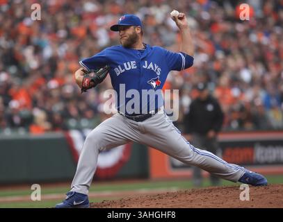 Mark Buehrle (56), lanceur des Blue Jays de Toronto, livre à une pâte Orioles. Les Blue Jays de Toronto contre les Orioles de Baltimore à Oriole Park à Camden Yards à Baltimore, MD, le 10 avril 2015. Photo/ Mike Buscher(crédit image : © Mike Buscher/Cal Sport Media/Cal Sport Media/ZUMAPRESS.com) Banque D'Images