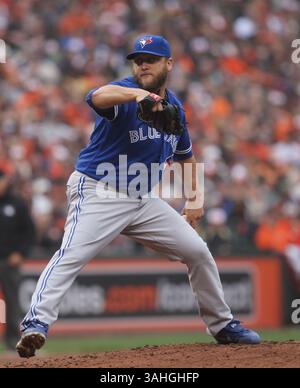 Mark Buehrle (56), lanceur des Blue Jays de Toronto, livre à une pâte Orioles. Les Blue Jays de Toronto contre les Orioles de Baltimore à Oriole Park à Camden Yards à Baltimore, MD, le 10 avril 2015. Photo/ Mike Buscher(crédit image : © Mike Buscher/Cal Sport Media/Cal Sport Media/ZUMAPRESS.com) Banque D'Images