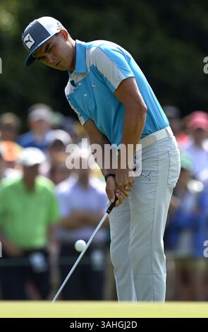 10 avril 2015 - Augusta, GA, États-Unis - Rickie Fowler lance sa balle sur le premier club de golf national vert Augusta lors de la deuxième manche des Masters le vendredi 10 avril 2015 à Augusta, Floride (crédit image : © Jeff Siner/TNS/ZUMA Wire) Banque D'Images