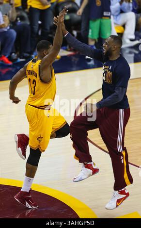 26 mai 2015 - Cleveland, OH, États-Unis - L'attaquant des cavaliers de Cleveland Tristan Thompson, à gauche, célèbre avec son coéquipier LeBron James après que Thompson ait tiré sur le buzzer pour donner aux cavaliers une avance de 32-20 au premier quart du match 4 de la finale de la Conférence de l'est le mardi 26 mai 2015, à Quicken Loans Arena de Cleveland, Ohio. (Crédit image : © Ed Suba Jr/TNS/ZUMA Wire) Banque D'Images