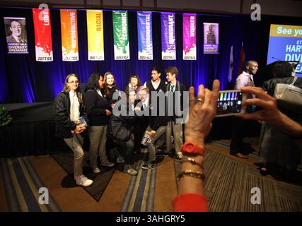 21 mai 2015 - San Diego, CA, États-Unis - 21 mai 2015 San Diego, CA. États-Unis | des étudiants de l'E3 Civic High School située dans la nouvelle bibliothèque publique du centre-ville ont posé pour une photo de groupe après le petit déjeuner jeudi matin. Le petit déjeuner annuel Harvey Milk Diversity a rassemblé plus de 1 000 personnes jeudi matin à l'hôtel Hilton San Diego Bayfront pour célébrer les progrès, honorer les dirigeants du mouvement pour éduquer, promouvoir la diversité et travailler pour mettre fin au VIH/SIDA. Les politiciens locaux et étatiques ont été reconnus ainsi que les étudiants qui ont écrit des essais pour des bourses d'études. | crédit obligatoire : photo par PE Banque D'Images