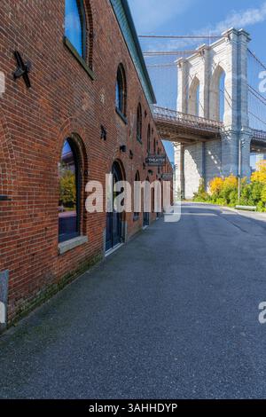 L'emblématique pont de Brooklyn s'étend sur l'East River, reliant le quartier animé de Brooklyn à Manhattan, encadré par la ligne d'horizon animée Banque D'Images