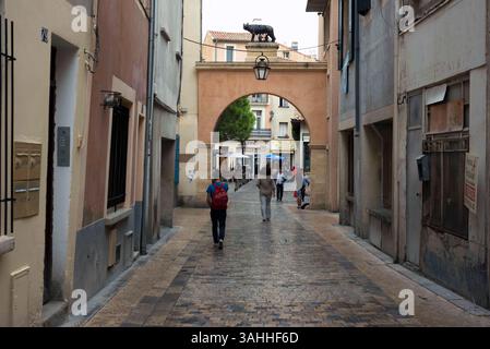 Sep 18, 2014 - Narbonne, Languedoc Roussillon, France - rue commerçante piétonne dans la vieille ville du centre de Narbonne, dans le sud de la France. L'ancienne ville de Narbonne a un certain nombre de sites intéressants et historiquement importants, et la plupart d'entre eux idéalement situé près du centre de la ville, à distance de marche facile. En plus des « sites » historiques, la vieille ville a un beau mélange de rues commerçantes piétonnes et longues, étroites rues médiévales à parcourir pour découvrir les anciennes portes et les vieux bâtiments. Narbonne, est une commune du sud de la France située dans la région Languedoc-Roussillon, à 849 km Banque D'Images