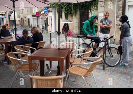 Sep 18, 2014 - Narbonne, Languedoc Roussillon, France - rue commerçante piétonne dans la vieille ville du centre de Narbonne, dans le sud de la France. L'ancienne ville de Narbonne a un certain nombre de sites intéressants et historiquement importants, et la plupart d'entre eux idéalement situé près du centre de la ville, à distance de marche facile. En plus des « sites » historiques, la vieille ville a un beau mélange de rues commerçantes piétonnes et longues, étroites rues médiévales à parcourir pour découvrir les anciennes portes et les vieux bâtiments. Narbonne, est une commune du sud de la France située dans la région Languedoc-Roussillon, à 849 km Banque D'Images