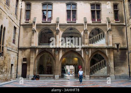 18 septembre 2014 - Narbonne, Languedoc Roussillon, France - Palais des Archevêques et ville de Narbonne. L'archidiocèse attenant à la cathédrale de Narbonne. L'ancien palais des archevêques remarquable pour ses nombreuses tours, comme le donjon Gilles Aycelin (fin XIIIe - début XIVe siècle), et les tours Saint Martial et Madeleine (XIIIe siècle), est composé du Vieux Palais, d'origine romane, et du Nouveau Palais, dans le style gothique remodelé aux XVIIe et XVIIIe siècles. (Crédit image : © Sergi Reboredo/ZUMA Wire/ZUMAPRESS.com) Banque D'Images