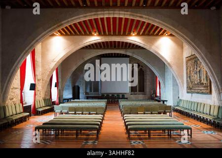 18 septembre 2014 - Narbonne, Languedoc Roussillon, France - Palais des Archevêques et ville de Narbonne. L'archidiocèse attenant à la cathédrale de Narbonne. L'ancien palais des archevêques remarquable pour ses nombreuses tours, comme le donjon Gilles Aycelin (fin XIIIe - début XIVe siècle), et les tours Saint Martial et Madeleine (XIIIe siècle), est composé du Vieux Palais, d'origine romane, et du Nouveau Palais, dans le style gothique remodelé aux XVIIe et XVIIIe siècles. (Crédit image : © Sergi Reboredo/ZUMA Wire/ZUMAPRESS.com) Banque D'Images
