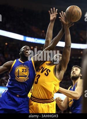 9 juin 2015 - Cleveland, Ohio, États-Unis - DRAYMOND GREEN des Golden State Warriors, à gauche, et TRISTAN THOMPSON des cavaliers de Cleveland vont après un rebond de deuxième quart-temps dans le match 3 de la finale de la NBA à Quicken Loans Arena. Les cavaliers battent les guerriers 96-91 pour mener la série 2-1. (Crédit image : © Phil Masturzo/TNS/ZUMA Wire) Banque D'Images