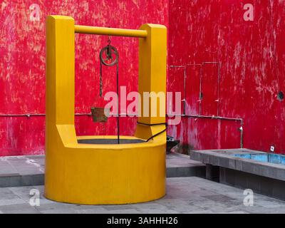 Une vieille source d'eau de puits à l'intérieur de la Maison Rouge dans le vieux complexe Chinatown historique de Lasem. Banque D'Images