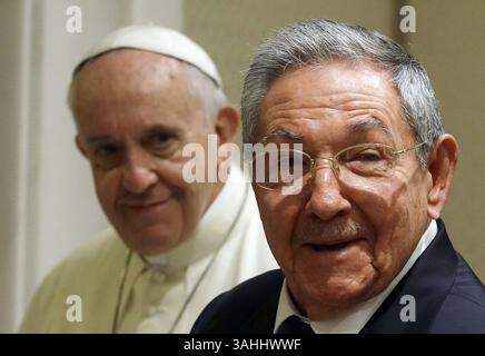 10 mai 2015 - Vatican, VATICAN - le pape François, à gauche, regarde le président cubain Raul Castro lors d'une audience privée au Vatican, dimanche 10 mai 2015. Le président cubain Raul Castro a été accueilli au Vatican par le pape François, qui a joué un rôle clé dans la percée entre Washington et la Havane visant à rétablir les relations diplomatiques américano-cubaines. (Crédit image : © Prensa Internacional/ZUMA Wire) Banque D'Images