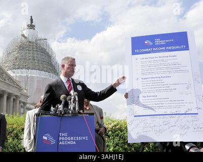 12 mai 2015 - Washington, District de Columbia, États-Unis d'Amérique - le maire Bill deBlasio (démocrate de New York) souligne ''le Programme progressiste'' avec les signatures de nombreux dirigeants lors d'un rassemblement au Capitole des États-Unis à Washington, DC le mardi 12 mai 2015..crédit : Ron Sachs / CNP. (Crédit image : © Ron Sachs/CNP/ZUMAPRESS.com) Banque D'Images