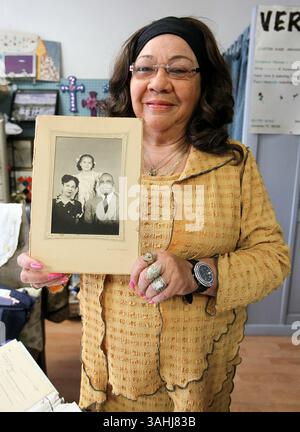 19 mars 2014 - San Antonio, Texas, États-Unis - VERDA BYRD tient une photo d'elle et de ses parents adoptifs, Edwinna et Ray Wagner, prise alors qu'elle avait cinq ans, au Shebree's Palace unique Gifts and Finds. Byrd a été mise en adoption quand elle avait un an et a commencé à chercher sa famille biologique en octobre dernier. (Crédit image : © Marvin Pfeiffer/San Antonio Express-News/ZUMAPRESS.com) Banque D'Images