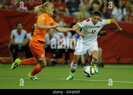 Christine Sinclair (12 ans) du Canada avec le ballon lors du match du Groupe E de la Coupe du monde féminine de la FIFA entre le Canada et les pays-Bas au stade olympique de Montréal, Canada, le 15 juin 2015.(image crédit : © Julian Avram/Cal Sport Media/ZUMAPRESS.com) Banque D'Images
