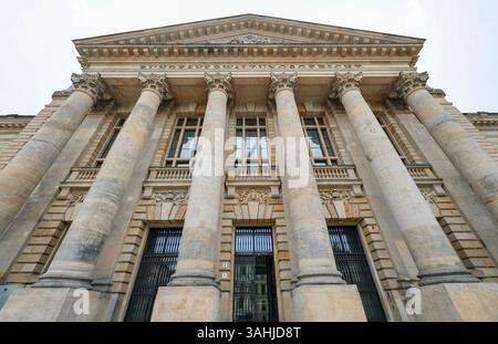 Leipzig, Allemagne. 10 avril 2025. Vue du Tribunal administratif fédéral. Le même jour, le 2e Sénat du Tribunal administratif fédéral examine le différend concernant le bureau de l'ancien chancelier fédéral Schröder au Bundestag. Le politicien du SPD veut que le Bundestag continue à payer pour un bureau avec des chambres et du personnel pour lui. En mai 2022, la Commission budgétaire du Bundestag a décidé de fermer le bureau. Crédit : Jan Woitas/dpa/Alamy Live News Banque D'Images