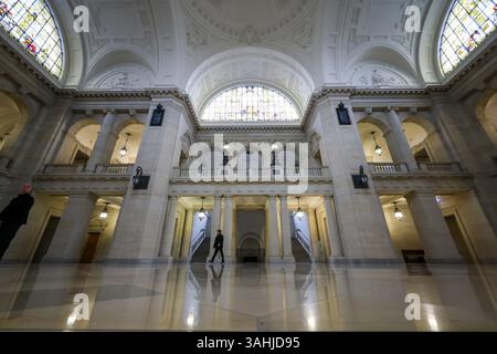 Leipzig, Allemagne. 10 avril 2025. Vue du Tribunal administratif fédéral. Le même jour, le 2e Sénat du Tribunal administratif fédéral examine le différend concernant le bureau de l'ancien chancelier fédéral Schröder au Bundestag. Le politicien du SPD veut que le Bundestag continue à payer pour un bureau avec des chambres et du personnel pour lui. En mai 2022, la Commission budgétaire du Bundestag a décidé de fermer le bureau. Crédit : Jan Woitas/dpa/Alamy Live News Banque D'Images