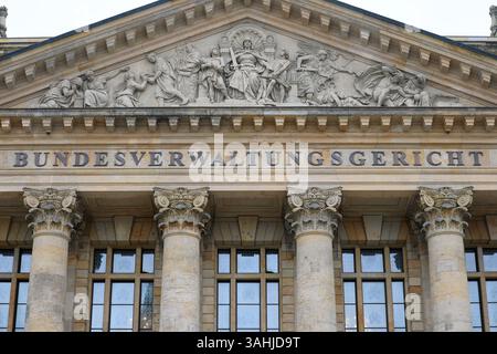 Leipzig, Allemagne. 10 avril 2025. Vue du Tribunal administratif fédéral. Le même jour, le 2e Sénat du Tribunal administratif fédéral examine le différend concernant le bureau de l'ancien chancelier fédéral Schröder au Bundestag. Le politicien du SPD veut que le Bundestag continue à payer pour un bureau avec des chambres et du personnel pour lui. En mai 2022, la Commission budgétaire du Bundestag a décidé de fermer le bureau. Crédit : Jan Woitas/dpa/Alamy Live News Banque D'Images