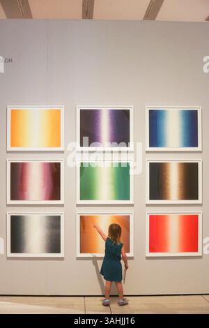 25 juin 2015 - Tampa, Floride, États-Unis - EVE EDELHEIT | Times. Eleanor Perlman, 3 de Tampa, regarde une pièce d'Anish Kapoor au Musée d'Art de Tampa le jeudi 25 juin 2015. Dans Living Color : Andy Warhol et Contemporary Printmaking des collections de Jordan D. Schnitzer et sa Fondation familiale sont exposés au Musée d’Art de Tampa du 20 juin au 20 septembre. (Crédit image : © Eve Edelheit/Tampa Bay Times/ZUMA Wire) Banque D'Images