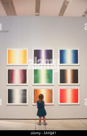 25 juin 2015 - Tampa, Floride, États-Unis - EVE EDELHEIT | Times. Eleanor Perlman, 3 de Tampa, regarde une pièce d'Anish Kapoor au Musée d'Art de Tampa le jeudi 25 juin 2015. Dans Living Color : Andy Warhol et Contemporary Printmaking des collections de Jordan D. Schnitzer et sa Fondation familiale sont exposés au Musée d’Art de Tampa du 20 juin au 20 septembre. (Crédit image : © Eve Edelheit/Tampa Bay Times/ZUMA Wire) Banque D'Images