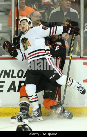 17 mai 2015 : le centre des Blackhawks de Chicago Andrew Shaw #65 et le défenseur des Ducks d'Anaheim Simon Despres #24 se heurtent durement dans le match entre les Blackhawks de Chicago et les Ducks d'Anaheim, Honda Center à Anaheim, CA. Troisième ronde des éliminatoires de la Conférence occidentale. Photographe : Peter Joneleit(crédit image : © Peter Joneleit/Cal Sport Media/ZUMAPRESS.com) Banque D'Images