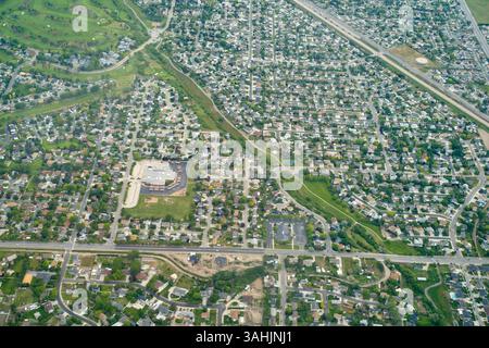 Vue aérienne d'un vaste quartier de banlieue avec des routes, des maisons et des espaces verts. Oregon, États-Unis Banque D'Images