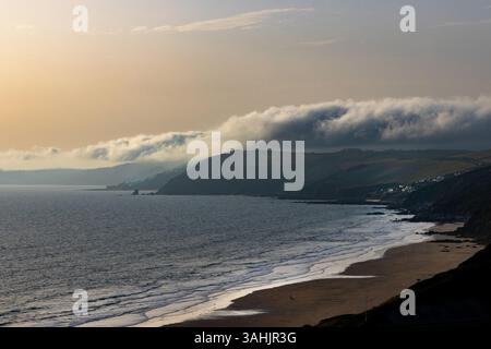 Avec Sand Bay dans la lumière du soir avec les nuages bas et la brume venant au-dessus de la falaise est dans la distance la pierre shag visible Banque D'Images
