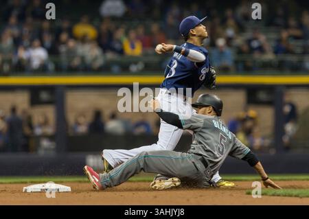 25 mai 2017 : le Milwaukee Brewers Short stop Orlando Arcia #3 tourne un double jeu alors que Gregor Blanco #5 du terrain droit des Arizona Diamondbacks glisse dans la deuxième base lors du match de baseball de la Ligue majeure entre les Milwaukee Brewers et les Arizona Diamondbacks au Miller Park à Milwaukee, WISCONSIN. John Fisher/CSM(image de crédit : &copy ; John Fisher/CSM via ZUMA Wire) Banque D'Images