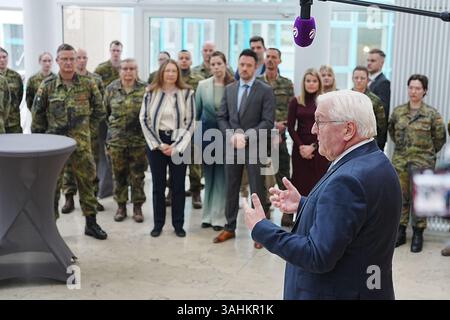 Coblence, Allemagne. 10 avril 2025. Lors de sa visite au Centre Innere Führung de la Bundeswehr, le président fédéral Frank-Walter Steinmeier s’entretient avec des soldats et du personnel civil sur des sujets tels que la contribution d’Innere Führung à la démocratie et à la liberté. Crédit : Thomas Frey/dpa/Alamy Live News Banque D'Images