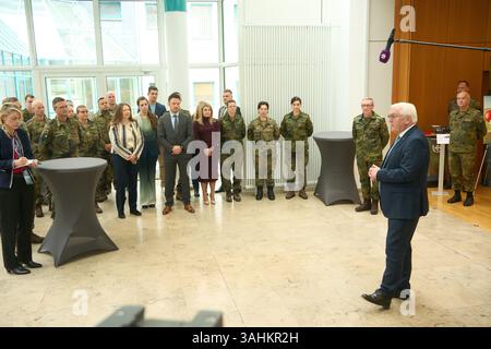 Coblence, Allemagne. 10 avril 2025. Lors de sa visite au Centre Innere Führung de la Bundeswehr, le président fédéral Frank-Walter Steinmeier s’entretient avec des soldats et du personnel civil sur des sujets tels que la contribution d’Innere Führung à la démocratie et à la liberté. Crédit : Thomas Frey/dpa/Alamy Live News Banque D'Images