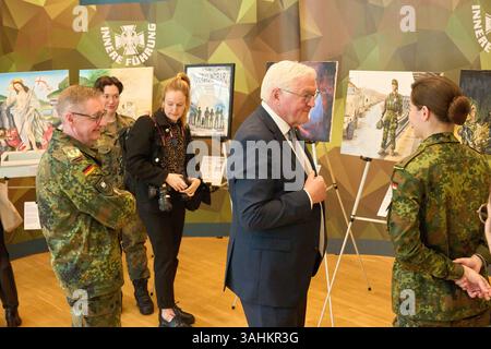 Coblence, Allemagne. 10 avril 2025. Lors de sa visite au Centre pour Innere Führung, le président fédéral Frank-Walter Steinmeier s'entretiendra avec des artistes qui ont participé au concours artistique de la Bundeswehr intitulé "invulnérable". Le Président fédéral discutera de sujets tels que la contribution d'Innere Führung à la démocratie et à la liberté avec les soldats et le personnel civil. Crédit : Thomas Frey/dpa/Alamy Live News Banque D'Images
