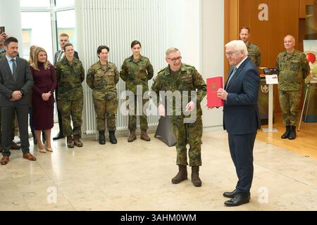 Coblence, Allemagne. 10 avril 2025. Le président fédéral Frank-Walter Steinmeier reçoit un cadeau du commandant, le général de division Ansgar Meyer, lors de sa visite au Centre Innere Führung de la Bundeswehr. Crédit : Thomas Frey/dpa/Alamy Live News Banque D'Images