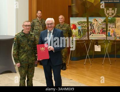 Coblence, Allemagne. 10 avril 2025. Le président fédéral Frank-Walter Steinmeier reçoit un cadeau du commandant, le général de division Ansgar Meyer, lors de sa visite au Centre Innere Führung de la Bundeswehr. Crédit : Thomas Frey/dpa/Alamy Live News Banque D'Images
