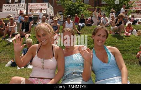 11 juin 2004 - Nashville, TN, États-Unis - 11 juin 2004 : Nashville, TN, États-Unis : CMA Music Festival Convention Riverfront stages jour 2. ....FANS Kayla Halverson de Green Bay, WI, Jacqueline et Natalie Charapata de Coleman, WI.... Crédit photo obligatoire : Ferguson/Admedia (c) Kevin Ferguson/2004 Banque D'Images