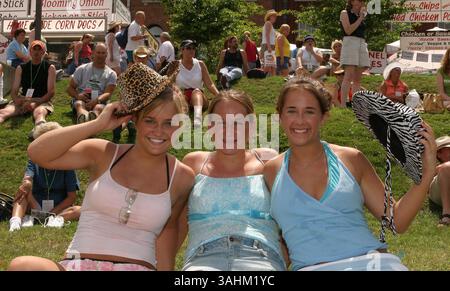 11 juin 2004 - Nashville, TN, États-Unis - 11 juin 2004 : Nashville, TN, États-Unis : CMA Music Festival Convention Riverfront stages jour 2. ....FANS Kayla Halverson de Green Bay, WI, Jacqueline et Natalie Charapata de Coleman, WI.... Crédit photo obligatoire : Ferguson/Admedia (c) Kevin Ferguson/2004 Banque D'Images