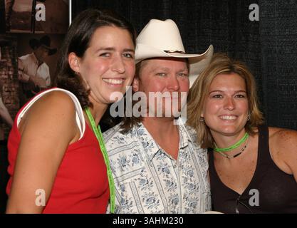 11 juin 2004 - Nashville, TN, États-Unis - 11 juin 2004 : Nashville, TN, États-Unis : CMA Music Festival Convention Center jour 2. Tracy Lawrence et SES FANS Melissa Goman et Kellie Stevens de Denver, AU COLORADO, AU stand Wrangler. Crédit photo obligatoire : Ferguson/Admedia (c) Kevin Ferguson/2004 Banque D'Images