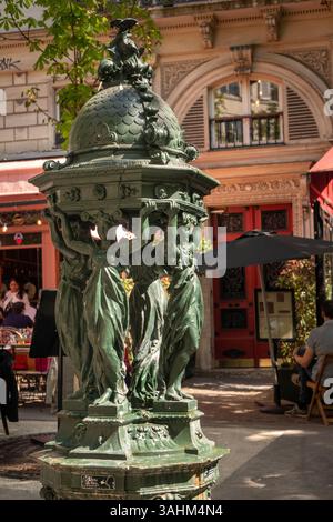 France, Paris, 9ème Arr, Rue Henri Monnier, Toudouze Clauzel, fontaine Wallace, source d'eau potable parisienne historique Banque D'Images