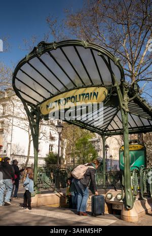 France, Paris, transport, Montmartre, place des Abbesses, entrée Art Nouveau Metropolitain originale Banque D'Images