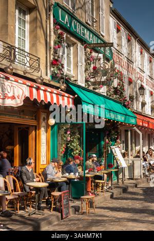 France, Paris, Montmartre, place du Tertre, clients au soleil printanier devant le restaurant la Cremaillère Banque D'Images