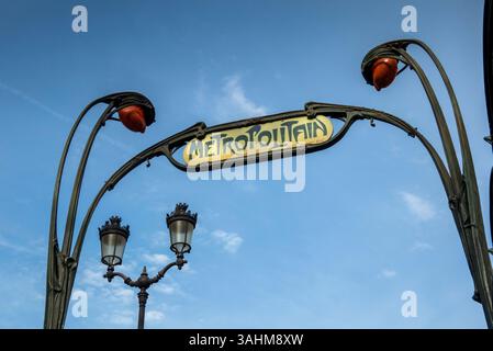 France, Paris, transport, Montmartre, métro Blanche, panneau Art Nouveau Metropolitain original au-dessus de l'entrée Banque D'Images