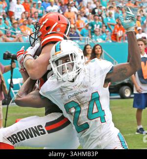 25 septembre 2016 - Miami, FL, États-Unis - L'Isa Abdul-Quddus des Dolphins de Miami ne peut empêcher une passe de conversion à deux points pour le Cleveland Browns Tight End Gary Barnidge au Hard Rock Stadium le 25 septembre 2016 à Miami Gardens, Floride (crédit image : © Charles Trainor Jr/TNS via ZUMA Wire) Banque D'Images
