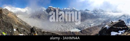 Vue panoramique sur le glacier Ngozumba et la grande chaîne himalayenne de Gokyo Ri pic, Mont Everest Mt Lhotse Cho Oyu et Makalu pic, lac Gokyo, prière f Banque D'Images
