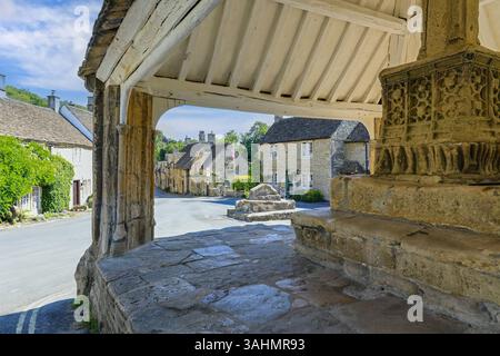 La croix de beurre ou croix de marché dans le centre du village de Castle Combe, Wiltshire, Angleterre, Royaume-Uni Banque D'Images
