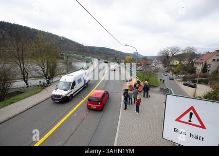 Dresde, Allemagne. 10 avril 2025. Les passants et les voitures traversent le pont de l'Elbe à Bad Schandau pour marquer l'ouverture à la circulation. Après des mois de fermeture, le trafic sur le pont a été rouvert pour les voitures et les petits camions jusqu'à 7,5 tonnes. Crédit : Sebastian Kahnert/dpa/Alamy Live News Banque D'Images