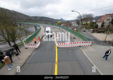 Dresde, Allemagne. 10 avril 2025. Un véhicule du génie de la circulation traverse le pont de l'Elbe à Bad Schandau pour marquer l'ouverture à la circulation. Après des mois de fermeture, le trafic sur le pont a été rouvert pour les voitures et les petits camions jusqu'à 7,5 tonnes. Crédit : Sebastian Kahnert/dpa/Alamy Live News Banque D'Images