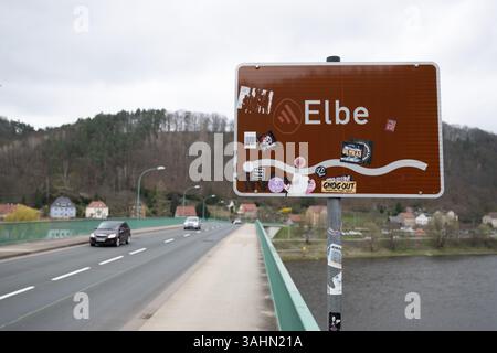 Dresde, Allemagne. 10 avril 2025. Les voitures traversent le pont de l'Elbe à Bad Schandau pour marquer l'ouverture à la circulation. Après des mois de fermeture, la circulation sur le pont a été rouverte pour les voitures et les petits camions jusqu'à 7,5 tonnes. Crédit : Sebastian Kahnert/dpa/Alamy Live News Banque D'Images