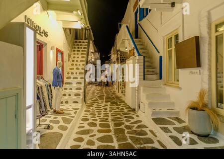 Mykonos, Grèce - 13 septembre 2024 : vue sur une belle ruelle blanchie à la chaux avec divers magasins et maisons résidentielles au coeur du village de Mykonos Banque D'Images