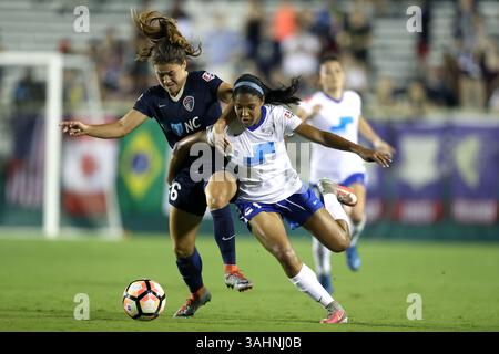 17 juin 2017 - Cary, Caroline du Nord, États-Unis - Cary, Caroline du Nord - samedi 17 juin 2017 : Samantha Witteman et Margaret Purce lors d'un match de saison régulière de la Ligue nationale de soccer féminin (NWSL) entre le courage de Caroline du Nord et les Boston Breakers au stade Sahlenâ€™s du WakeMed Soccer Park. (Crédit image : © Andy Mead/ISIPhotos via ZUMA Wire) Banque D'Images