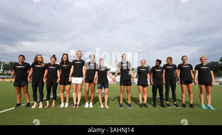 17 juin 2017 - Cary, Caroline du Nord, États-Unis - Cary, Caroline du Nord - samedi 17 juin 2017 : NC courage Players (de gauche à droite), Debinha, Meredith Speck, Samantha Witteman, Sabrina D'Angelo, Samantha Mewis, Darian Jenkins, McCall Zerboni, Abby Erceg, Kristen Hamilton, Taylor Smith, Lynn Williams, Stephanie Ochs et Abby Dahlkemper portent des tee-shirts Nike Equality BeTrue avant un match de la saison régulière de la National Women's Soccer League (NWSL) entre le courage de Caroline du Nord et les Boston Breakers au stade Sahlenâ€™s du WakeMed Soccer Park. Le courage a remporté le match 3-1. (Crédit image : © Andy Mead/ Banque D'Images