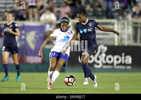 17 juin 2017 - Cary, Caroline du Nord, États-Unis - Cary, Caroline du Nord - samedi 17 juin 2017 : Margaret Purce et Taylor Smith lors d'un match de la saison régulière de la Ligue nationale de soccer féminin (NWSL) entre le courage de Caroline du Nord et les Boston Breakers au stade Sahlenâ€™s du WakeMed Soccer Park. (Crédit image : © Andy Mead/ISIPhotos via ZUMA Wire) Banque D'Images