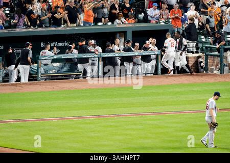 01 juin 2017 : Jonathan Schoop (6 ans), deuxième joueur des Baltimore Orioles, célèbre avec ses coéquipiers après avoir frappé un homer lors d'un match MLB entre les Boston Red Sox et les Baltimore Orioles à Oriole Park à Camden Yards à Baltimore, Maryland. Scott Taetsch/CSM(image de crédit : &copy ; Scott Taetsch/CSM via ZUMA Wire) Banque D'Images