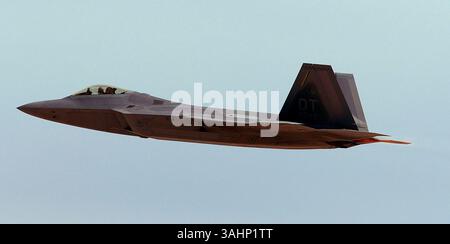 15 avril 2004 - Las Vegas, Nevada, États-Unis - le chasseur F/A-22 Raptor de l'USAF (US Air Force) décolle de la base aérienne de Nellis à Las Vegas, Nevada. (Crédit image : © Larry MacDougal via ZUMA Wire) Banque D'Images