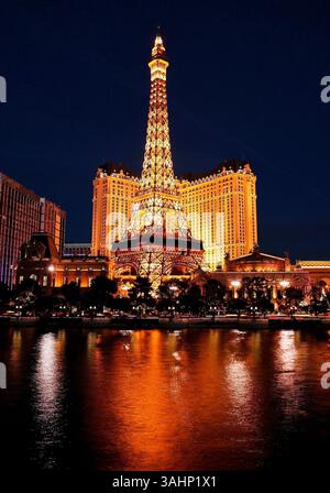 14 décembre 2004 - Las Vegas, Nevada, États-Unis - le Paris Hotel & Casino sur le Strip (Las Vegas Blvd.) À Las Vegas, Nevada. (Crédit image : © Larry MacDougal via ZUMA Wire) Banque D'Images
